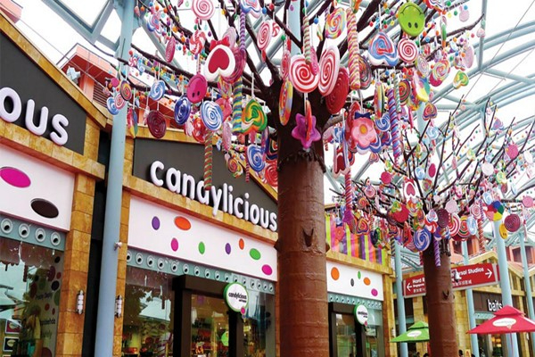 位于圣淘沙环球影城入口处,店门口天花板上的鲜艳糖果招牌就非常的惹