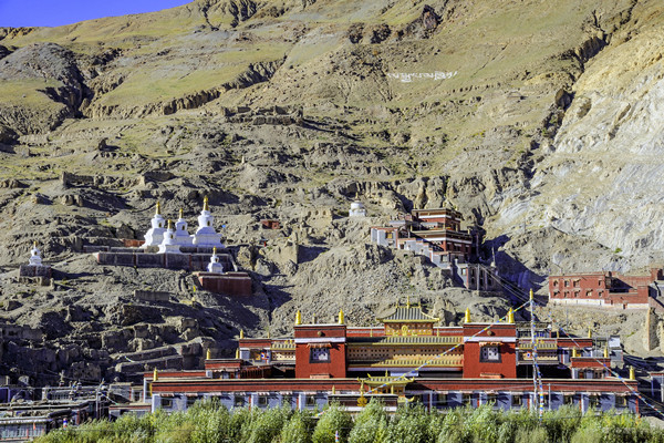 拉萨→ 林芝萨迦寺,位于西藏自治区日喀则地区萨迦县本波山下,是一座